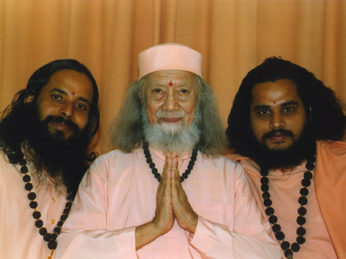 PARAMAHAMSA HARIHARANANDA mit Prajñananandaji 
und Shuddhanandaji